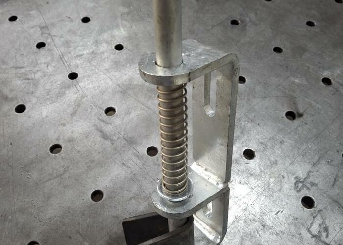 Grajewo ogłoszenia: Sprzedam zamki sprężynowe i zapadkowe do obór i stajni.